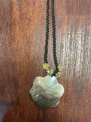 FLOWER MOP NECKLACE WITH GREEN MONGO                                       